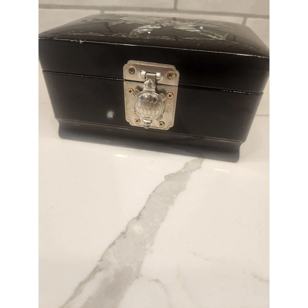 Vintage Black Laquer Jewelry Music Box Mother Of Pearl Rose Inlay Turtle Closure